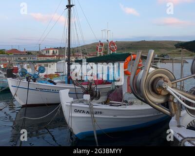 Bateaux de pêche grecs sur l'île de Lemnos Banque D'Images