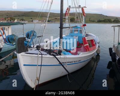 Bateaux de pêche grecs sur l'île de Lemnos Banque D'Images