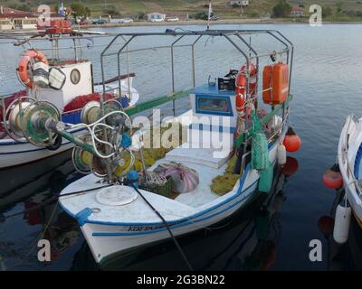 Bateaux de pêche grecs sur l'île de Lemnos Banque D'Images