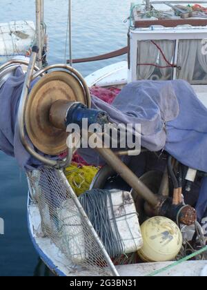 Bateaux de pêche grecs sur l'île de Lemnos Banque D'Images