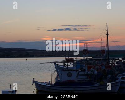 Bateaux de pêche grecs sur l'île de Lemnos Banque D'Images