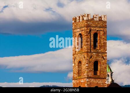 Église de SS John et Reparata l'ancien beffroi en forme de tour médiévale s'élève dans le ciel parmi les nuages Banque D'Images