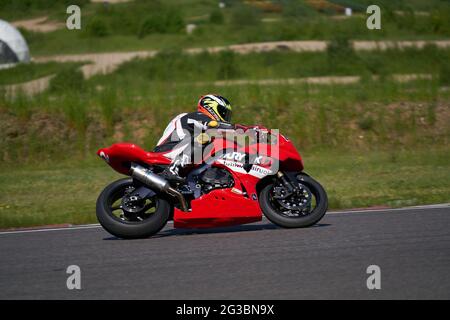 10-05-2021 Lituanie, Kaunas MotoGP pilote, motard dans le coin. Banque D'Images