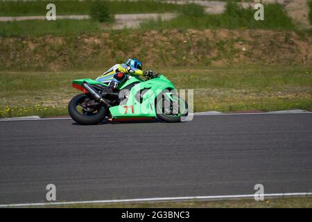 10-05-2021 Lituanie, Kaunas MotoGP pilote, motard dans le coin. Banque D'Images