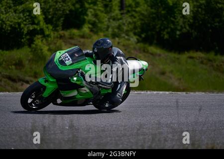 10-05-2021 Lituanie, Kaunas MotoGP pilote, motard dans le coin. Banque D'Images