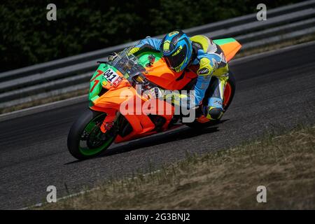 10-05-2021 Lituanie, Kaunas MotoGP pilote, motard dans le coin. Banque D'Images