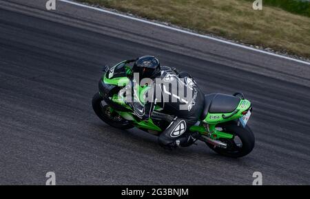 10-05-2021 Lituanie, Kaunas MotoGP pilote, motard dans le coin. Banque D'Images