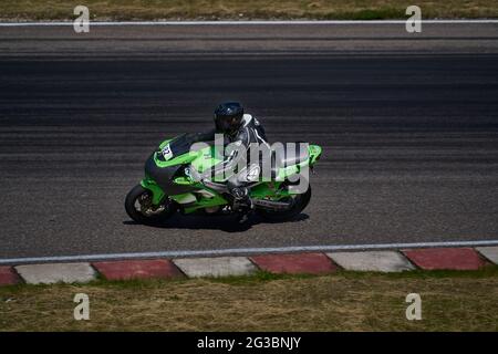 10-05-2021 Lituanie, Kaunas MotoGP pilote, motard dans le coin. Banque D'Images