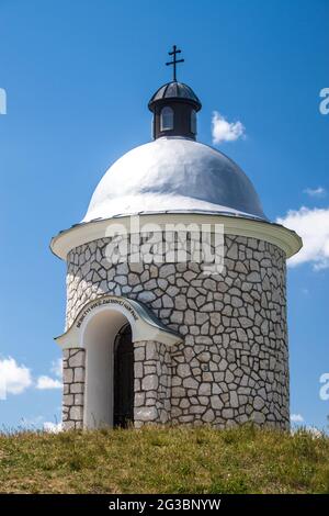 Chapelle sur une colline entre vignobles près de la ville de Velke Bilovice, Moravie du Sud, République Tchèque Banque D'Images