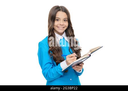 Faites de l'éducation. Un enfant heureux fait ses devoirs par écrit. Éducation scolaire. Cours d'anglais Banque D'Images