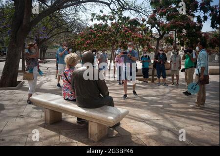 Un touriste allemand (C) du bateau de croisière vu prendre des photos d'une femme assise à côté d'une statue de l'artiste espagnol Pablo Picasso sur la place Plaza de la Merced. Le bateau de croisière allemand « Mein Shiff 2 », Des propriétaires de navires 'TUI Cruises' sont arrivés au port de Malaga avec des passagers à bord après le retour des croisières internationales en Espagne. Le port de Malaga est le premier port péninsulaire à accueillir un bateau de croisière depuis le début de la pandémie du coronavirus et des restrictions de mobilité. Plus de 1000 passagers pourront se rendre dans le centre-ville par des groupes de 'support Bubbles' qui ne permettent que des excursions orga Banque D'Images