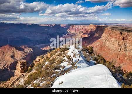 Une vue spectaculaire sur le Grand Canyon avec le dernier hiver neige au premier plan, en Arizona, aux États-Unis Banque D'Images