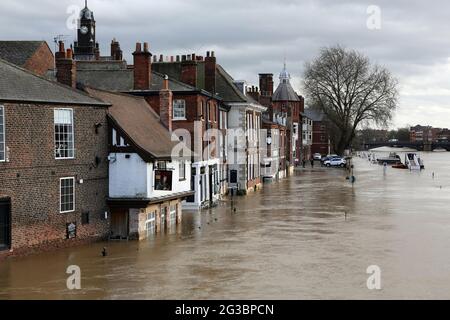 L'Ouse de la rivière explose ses berges dans la ville de York à la suite de la tempête Dennis. Banque D'Images