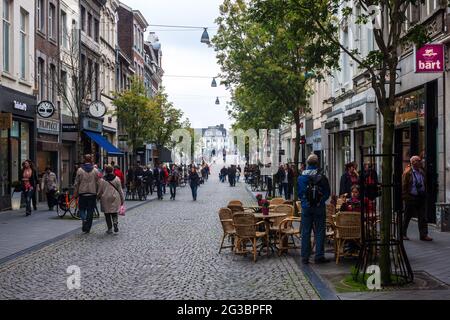 MAASTRICHT, 1ER JUIN : des personnes non identifiées marchent dans une rue à Maastricht, pays-Bas, le 1er juin 2013. Maastricht est devenu le lieu de naissance de Th Banque D'Images