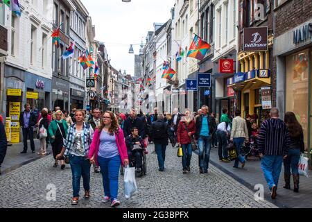 MAASTRICHT, 1ER JUIN : des personnes non identifiées marchent dans une rue à Maastricht, pays-Bas, le 1er juin 2013. Maastricht est devenu le lieu de naissance de Th Banque D'Images