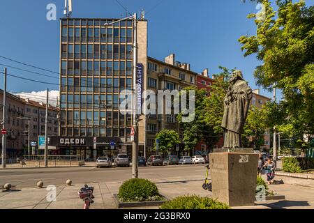 La statue du Patriarche Evtimiy en face du cinéma Odéon est un lieu de rencontre populaire à Sofia, Bulgarie Banque D'Images