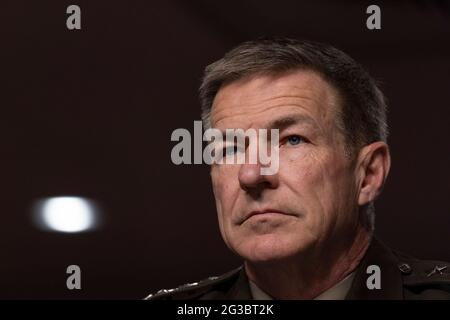 Washington, États-Unis. 15 juin 2021. Le chef d'état-major de l'armée américaine, le général James C. McConville, prend la parole à l'audience sur la demande d'autorisation de défense pour l'exercice 2022 et le Programme de défense pour les années à venir à Capitol Hill, à Washington, DC, le mardi 15 juin 2021. Photo par Tasos Katopodis/Pool/Sipa USA crédit: SIPA USA/Alay Live News Banque D'Images