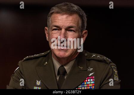 Washington, États-Unis. 14 juin 2021. Le chef d'état-major de l'armée américaine, le général James C. McConville, prend la parole à l'audience sur la demande d'autorisation de défense pour l'exercice 2022 et le Programme de défense pour les années à venir à Capitol Hill, à Washington, DC, le mardi 15 juin 2021. Photo par Tasos Katopodis/Pool/Sipa USA crédit: SIPA USA/Alay Live News Banque D'Images