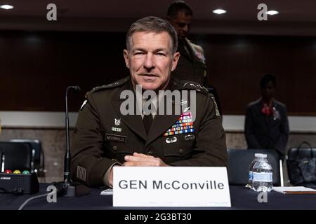 Washington, États-Unis. 07e juin 2021. Le chef d'état-major de l'armée américaine, le général James C. McConville, prend la parole à l'audience sur la demande d'autorisation de défense pour l'exercice 2022 et le Programme de défense pour les années à venir à Capitol Hill, à Washington, DC, le mardi 15 juin 2021. Photo par Tasos Katopodis/Pool/Sipa USA crédit: SIPA USA/Alay Live News Banque D'Images