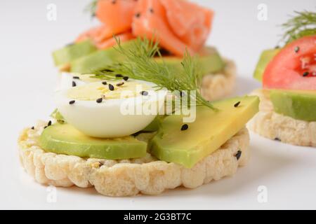 Pain de riz croustillant, avocat, tranches d'œufs durs et aneth frais Banque D'Images