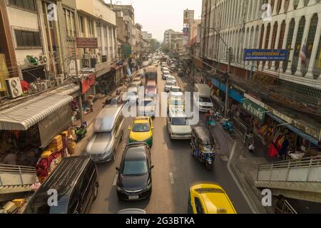 Bangkok, Thaïlande - 22 janvier 2020 : trafic et embouteillage sur la rue Chakkraphet, près de la ville chinoise dans le centre de Bangkok Banque D'Images