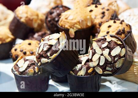 Pâtisseries sucrées sur le comptoir d'une pâtisserie Banque D'Images