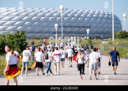 15 juin 2021, Bavière, Munich: Football: Championnat d'Europe, France - Allemagne, tour préliminaire, Groupe F, 1er match. Les fans de football se promus vers le stade de Munich. Photo: Matthias balk/dpa Banque D'Images
