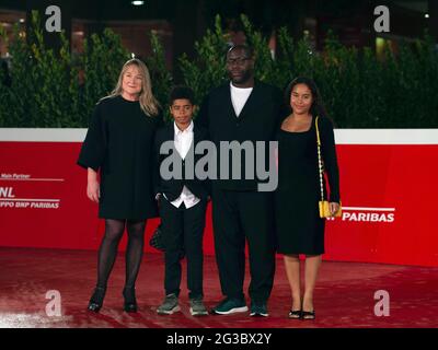 Italie, Rome, 16 octobre 2020 : 2e jour du Festival du film de Rome. Steve McQueen, directeur du prix de l'Académie, pose sur le tapis rouge avec sa femme Bianca STI Banque D'Images