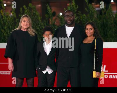 Italie, Rome, 16 octobre 2020 : 2e jour du Festival du film de Rome. Steve McQueen, directeur du prix de l'Académie, pose sur le tapis rouge avec sa femme Bianca STI Banque D'Images