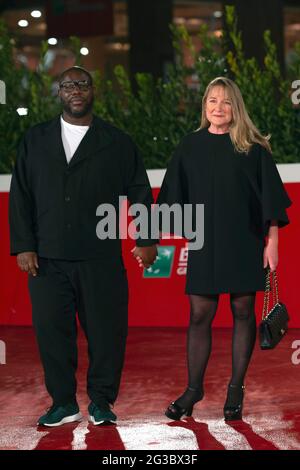 Italie, Rome, 16 octobre 2020 : 2e jour du Festival du film de Rome. Steve McQueen, directeur du prix de l'Académie, pose sur le tapis rouge avec sa femme Bianca STI Banque D'Images