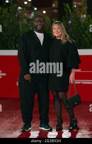 Italie, Rome, 16 octobre 2020 : 2e jour du Festival du film de Rome. Steve McQueen, directeur du prix de l'Académie, pose sur le tapis rouge avec sa femme Bianca STI Banque D'Images