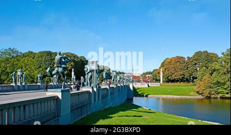 Panorama avec le pont de sculptures à travers le lac Sognsvann et le grand monolithe de granit de Vigeland installation en arrière-plan, Frogner Park, OS Banque D'Images