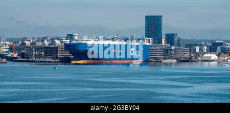 Southampton, Angleterre, Royaume-Uni. 2021. Le navire de transport super MV Auto Eco Vehicles a amarré à côté dans le port de Southampton, Angleterre, Royaume-Uni. Ce vaste navire Banque D'Images