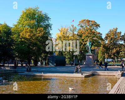 L'étang avec des fontaines, des sculptures de jeux d'enfants et le monument à Henrik Wergeland à Eidsmolls plass (place), Oslo, Norvège Banque D'Images