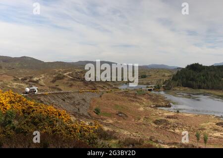 Collines, landes et lacs caractéristiques dans les Highlands écossais le long de la route pittoresque North Coast 500 qui commence et se fanent à Inverness Banque D'Images