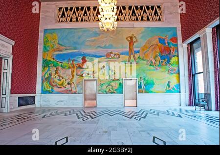 OSLO, NORVÈGE - SEP 28, 2010: Le tableau de Willi Midelfart, nommé Det grog (il pousse), représentant des personnes sur la plage du fjord, salle de banquet, Radhus (ci Banque D'Images