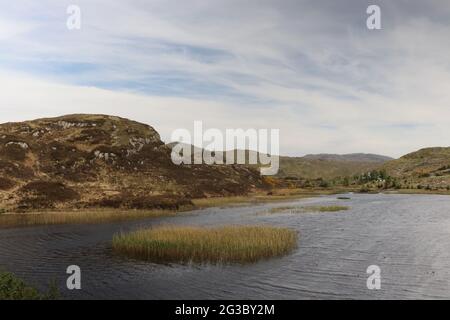 Collines, landes et lacs caractéristiques dans les Highlands écossais le long de la route pittoresque North Coast 500 qui commence et se fanent à Inverness Banque D'Images