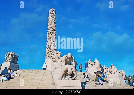 OSLO, NORVÈGE - SEP 28, 2010: Les sculptures en granit et totem du groupe de sculptures monolithes de Vigeland installation, situé dans le parc Frogner, le 2 septembre Banque D'Images