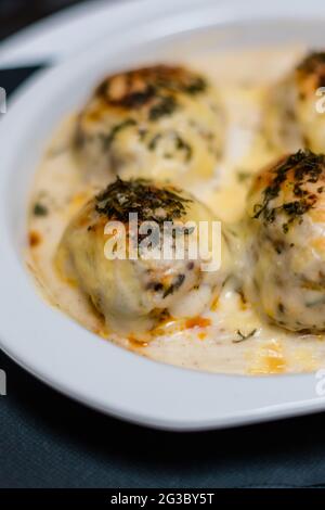 vue rapprochée sur les œufs en gratin faits maison et les œufs dévorés Banque D'Images