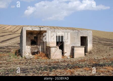 Un bâtiment agricole à Puglia, dans le sud de l'Italie. Autrefois utilisé à des fins agricoles, le bâtiment est maintenant abandonné et abandonné avec d'innombrables Banque D'Images