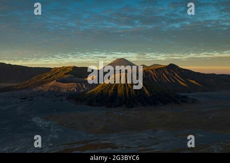 Paysage volcanique actif de bromo au lever du soleil, derrière le massif du Tengger, vu du point de vue de la colline du Roi Kong à l'est de Java, en Indonésie Banque D'Images