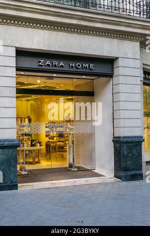 Barcelone, Espagne - 11 mai 2021. Logo et façade de Zara Home, une chaîne du groupe Inditex spécialisée dans la mode et la décoration Banque D'Images