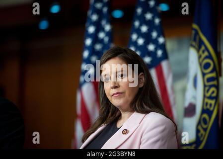 Elise Stefanik (républicaine de New York), représentante des États-Unis, attend de faire des remarques lors d'une conférence de presse au Capitole des États-Unis, à Washington, DC, le mardi 15 juin, 2021. Crédit : Rod Lamkey / CNP / MediaPunch Banque D'Images