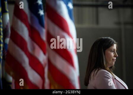 Elise Stefanik (républicaine de New York), représentante des États-Unis, attend de faire des remarques lors d'une conférence de presse au Capitole des États-Unis, à Washington, DC, le mardi 15 juin, 2021. Crédit : Rod Lamkey / CNP / MediaPunch Banque D'Images