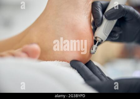 Femme pieds traités par une esthéticienne dans un salon de spa Banque D'Images