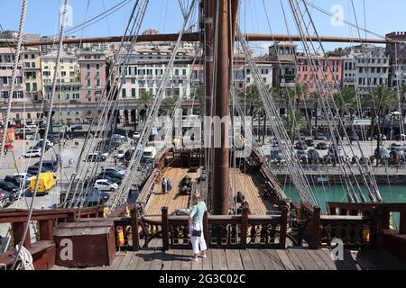 Femme posant sur le pont d'un Galléon espagnol dans le port de Gênes Banque D'Images