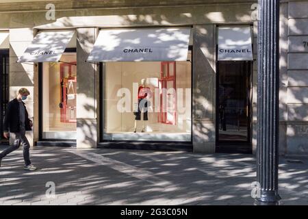 Barcelone, Espagne - 11 mai 2021. Logo et façade de Chanel, c'est une maison de mode française, fondée à Paris par le designer Coco Chanel, en 1910 Banque D'Images