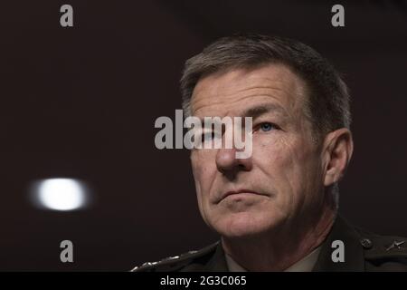Washington, États-Unis. 15 juin 2021. Le chef d'état-major de l'armée américaine, le général James C. McConville, prend la parole à l'audience sur la demande d'autorisation de défense pour l'exercice 2022 et le Programme de défense pour les années à venir à Capitol Hill, à Washington, DC, le mardi 15 juin 2021. Photo par Tasos Katopodis/UPI crédit: UPI/Alay Live News Banque D'Images