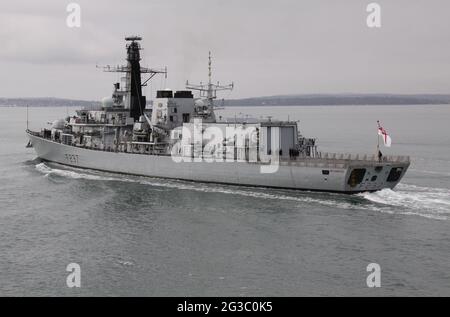 La frégate de type 23 de la Marine royale HMS WESTMINSTER (F237) part de la base navale Banque D'Images