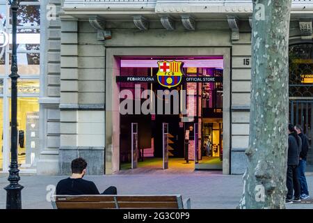 Barcelone, Espagne - 11 mai 2021. Le logo et la façade officiels du MAGASIN FCBotiga représentent le point de vente officiel où les articles officiels de Barça sont distributeurs Banque D'Images